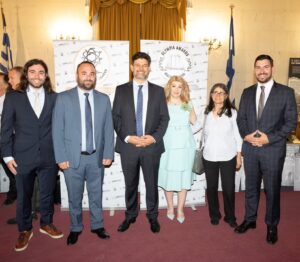 H βραβευμένη οικογένεια Δαφνή από την Κέρκυρα (The Governor)